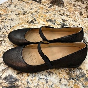 Dansko Lilly Metallic Graphite Nubuck Leather Adjustable Strap Mary-Jane Flats